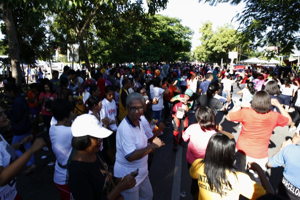 Saat Mama Emi Senam Zumba Bersama Warga di Car Free Day Kupang