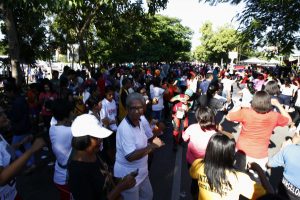 Saat Mama Emi Senam Zumba Bersama Warga di Car Free Day Kupang