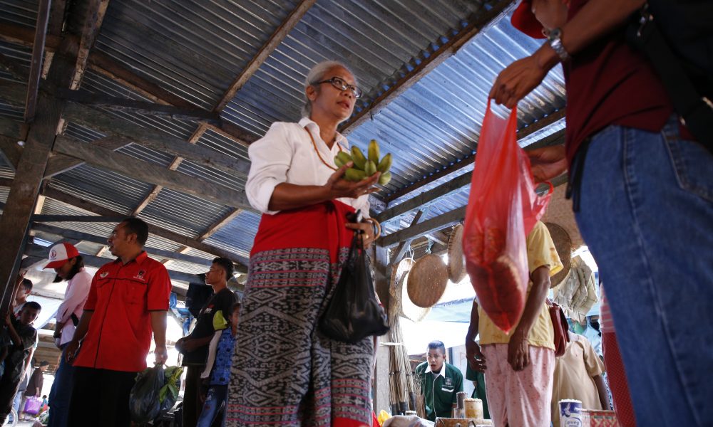 Kunjungi Pasar, Mama Emi Dapat Kado dari Pedagang Kunjungi Pasar, Mama Emi Dapat Kado dari Pedagang