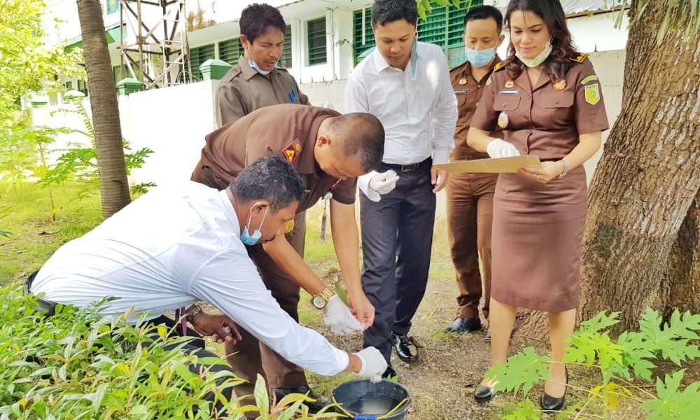 Kejari Kupang Musnahkan 1.200 Komestik Ilegal dan Paspor Korban Trafficking