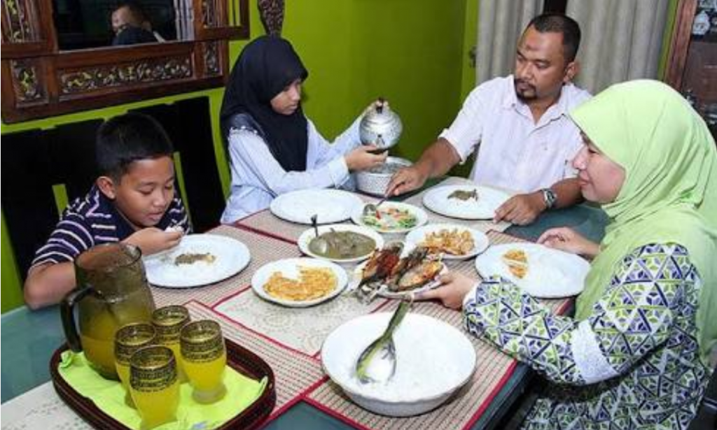 Saat Sahur, Perbanyak Minum Air Putih, Hindari Makanan Manis dan Asin