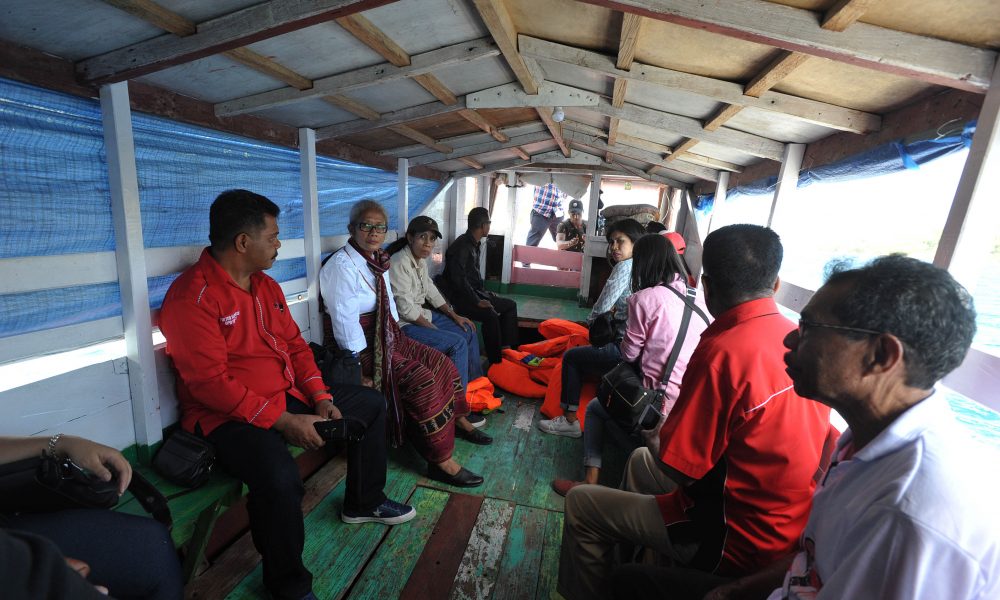 Kisah Mama Emi Rela Terjang Ombak Demi Jumpai Warga Alor Pantar