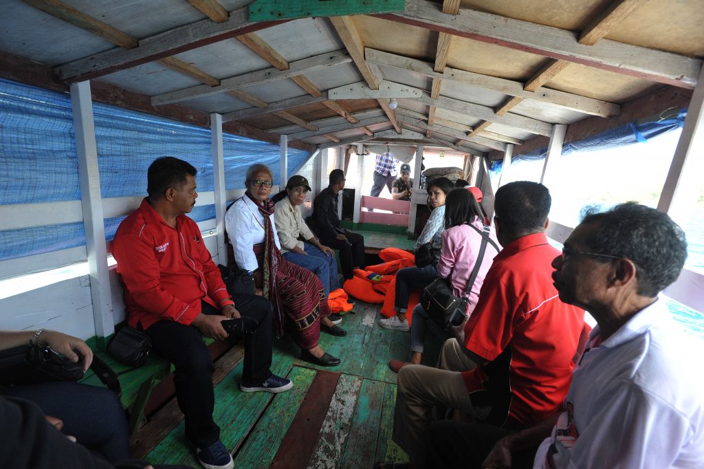 Kisah Mama Emi Rela Terjang Ombak Demi Jumpai Warga Alor Pantar