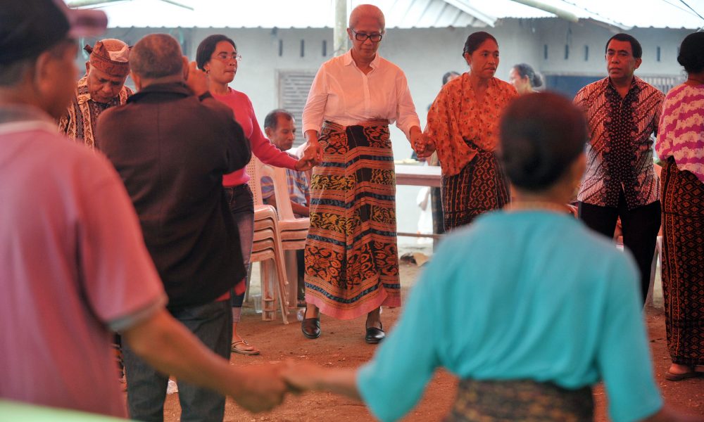 Warga Ende Puji Mama Emi, Cawagub yang Turun ke Desa-desa di NTT