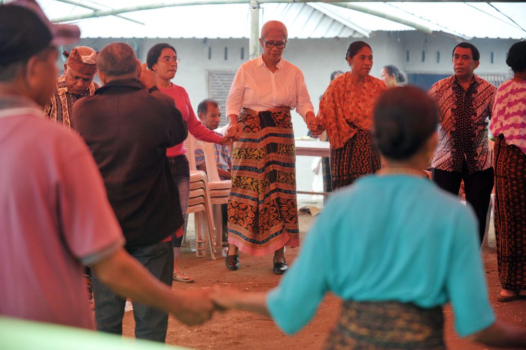 Warga Ende Puji Mama Emi, Cawagub yang Turun ke Desa-desa di NTT