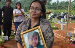 Mayat Gadis Cilik Grace Bimusu Dimakamkan