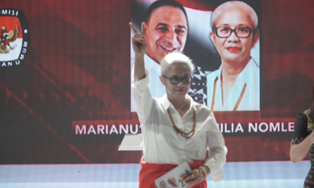Salut! Dari Atas Panggung Debat, Mama Emi Ucapkan Selamat Ultah ke-56 Marianus Sae