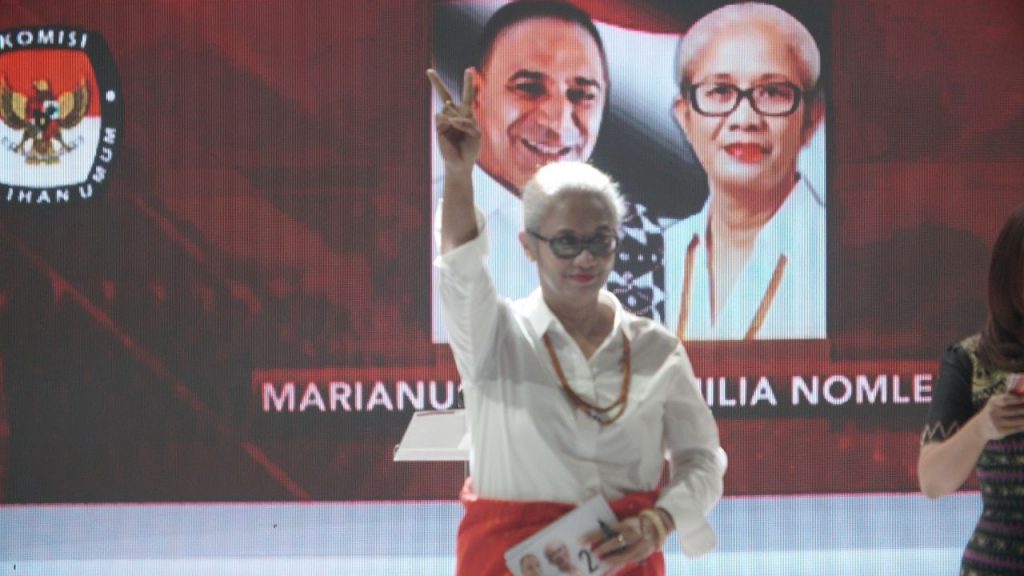 Salut! Dari Atas Panggung Debat, Mama Emi Ucapkan Selamat Ultah ke-56 Marianus Sae