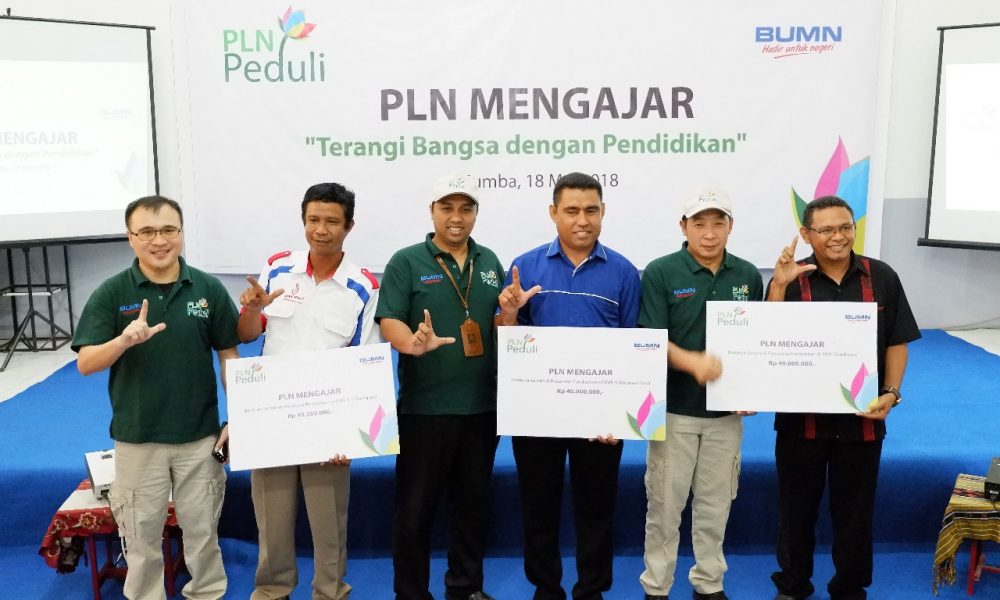 PLN Bantu Peralatan Sekolah untuk Tiga Sekolah di Sumba