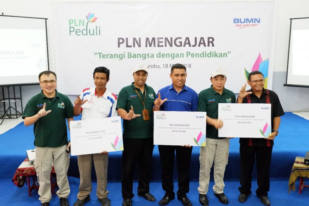 PLN Bantu Peralatan Sekolah untuk Tiga Sekolah di Sumba