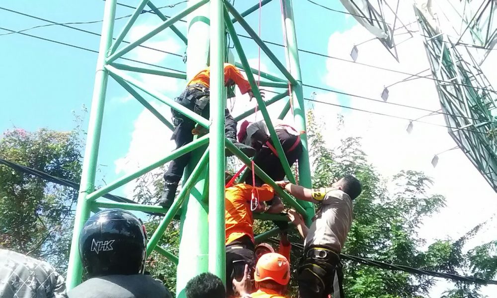 Setelah Papan Reklame, Agustinus Ancam Panjat Gedung Sasando Setelah Papan Reklame, Agustinus Ancam Panjat Gedung Sasando