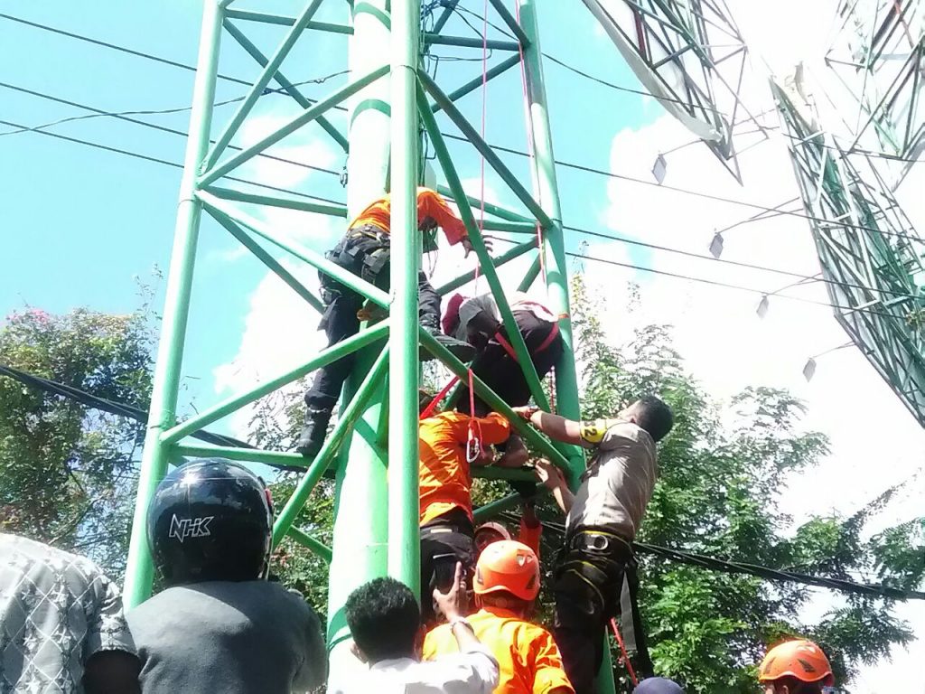 Setelah Papan Reklame, Agustinus Ancam Panjat Gedung Sasando