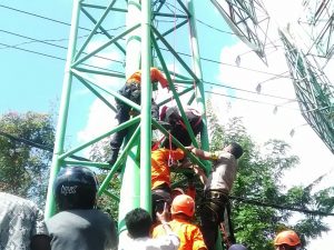 Setelah Papan Reklame, Agustinus Ancam Panjat Gedung Sasando