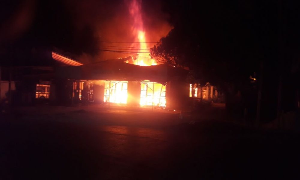 1 Rumah Permanen dan 2 Toko Hangus