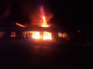 1 Rumah Permanen dan 2 Toko Hangus