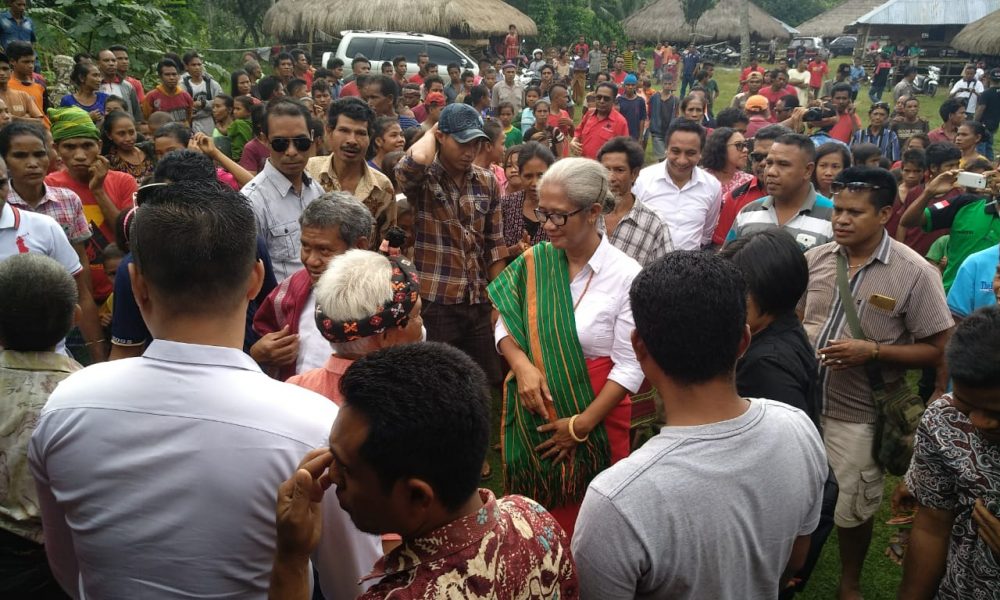 Dipermainkan Tengkulak, Petani Jambu Mete Mengadu ke Mama Emi Dipermainkan Tengkulak, Petani Jambu Mete Mengadu ke Mama Emi