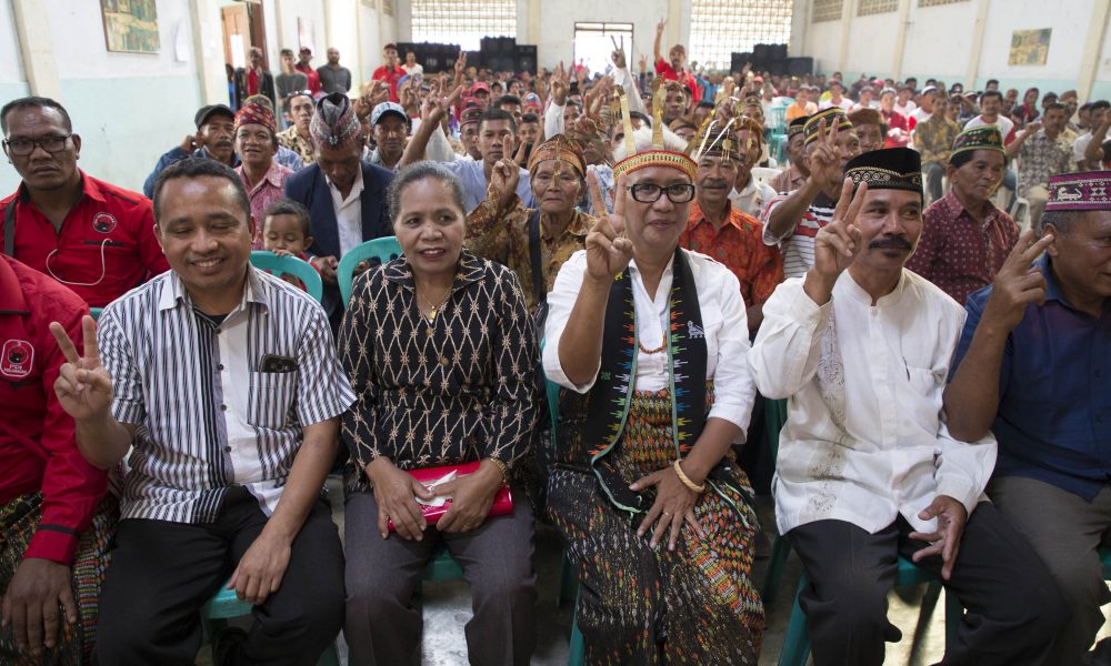 Mama Emi Dinobatkan Sebagai Molas Lamba Leda Manggarai