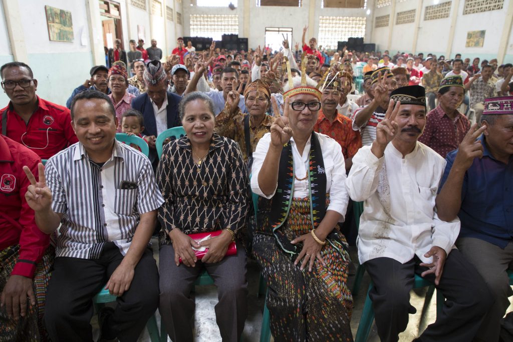 Mama Emi Dinobatkan Sebagai Molas Lamba Leda Manggarai