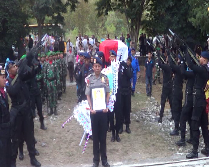 Tembakan Salvo Iringi Pemakaman Aipda Prenje di TMP Alor