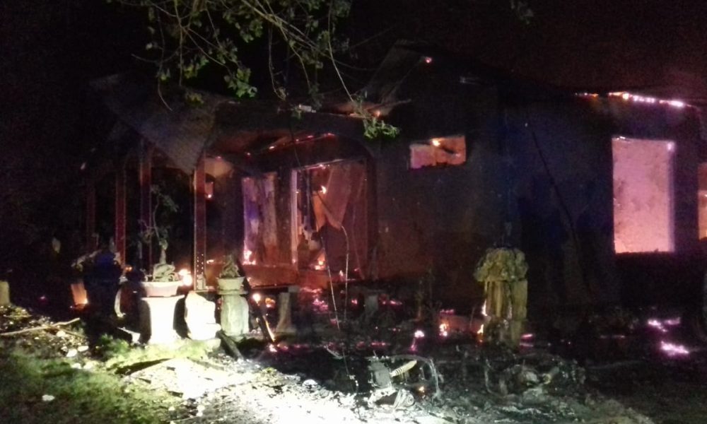 1 Rumah Mewah, 1 Mobil dan 6 Motor Hangus Dibakar Massa, juga Motor Polisi