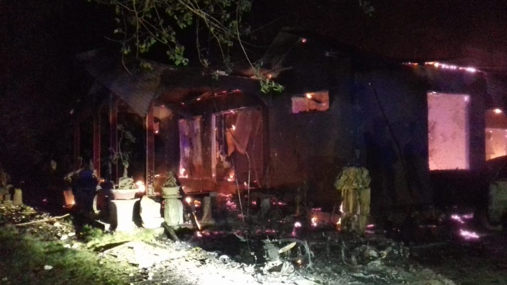 1 Rumah Mewah, 1 Mobil dan 6 Motor Hangus Dibakar Massa, juga Motor Polisi