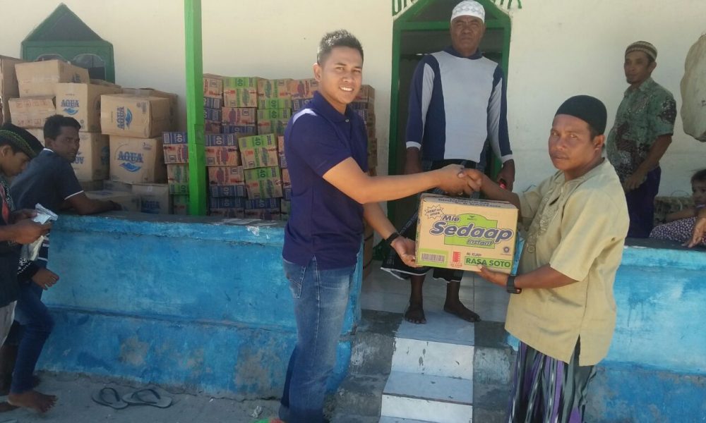 Ngabuburit di Pulau Kera, Istri Kapolda Berbagi Kasih, Serahkan Bantuan Sembako