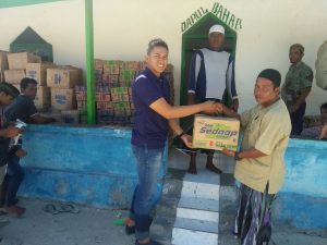 Ngabuburit di Pulau Kera, Istri Kapolda Berbagi Kasih, Serahkan Bantuan Sembako