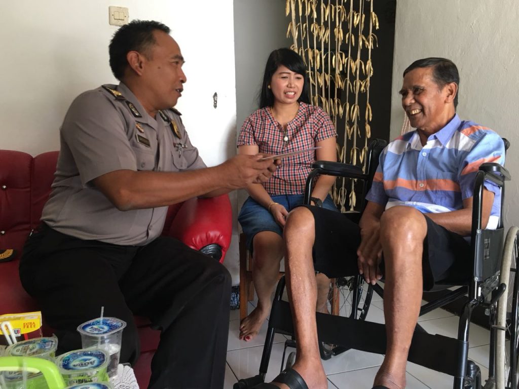 HUT Bhayangkara, Polda NTT Serahkan Tali Asih ke Purnawirawan