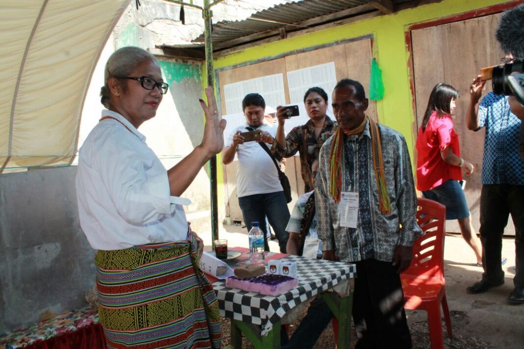 Nyoblos, Emi Datangi TPS 2 Oetete dengan Berjalan Kaki