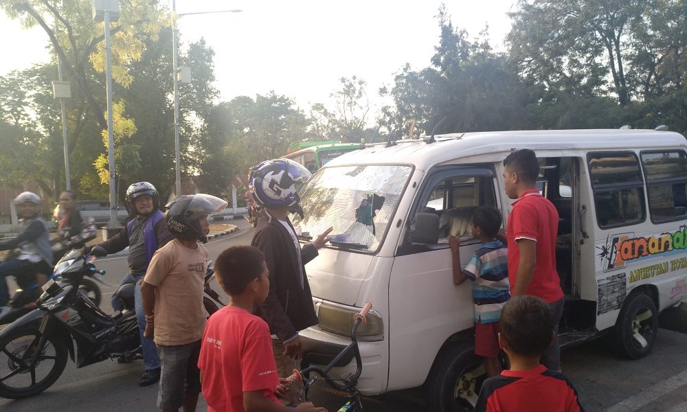 Brutal, Perempuan di Kupang Hajar Sopir Angkot dan Pecahkan Kaca Mobil Brutal, Perempuan di Kupang Hajar Sopir Angkot dan Pecahkan Kaca Mobil
