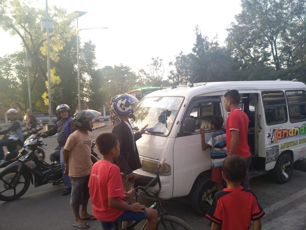 Brutal, Perempuan di Kupang Hajar Sopir Angkot dan Pecahkan Kaca Mobil