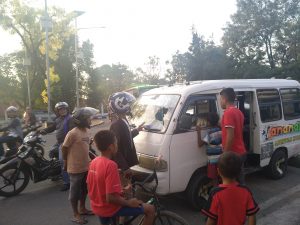 Brutal, Perempuan di Kupang Hajar Sopir Angkot dan Pecahkan Kaca Mobil