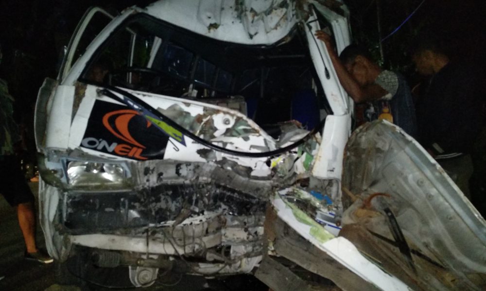 Angkot 'Dolcan' Tabrak Pohon, Penumpang Terjepit dan Luka Parah