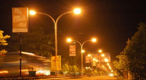 Bagian Umum Pemkot Kupang Gencar Pasang Baru dan Perbaiki Lampu Jalan