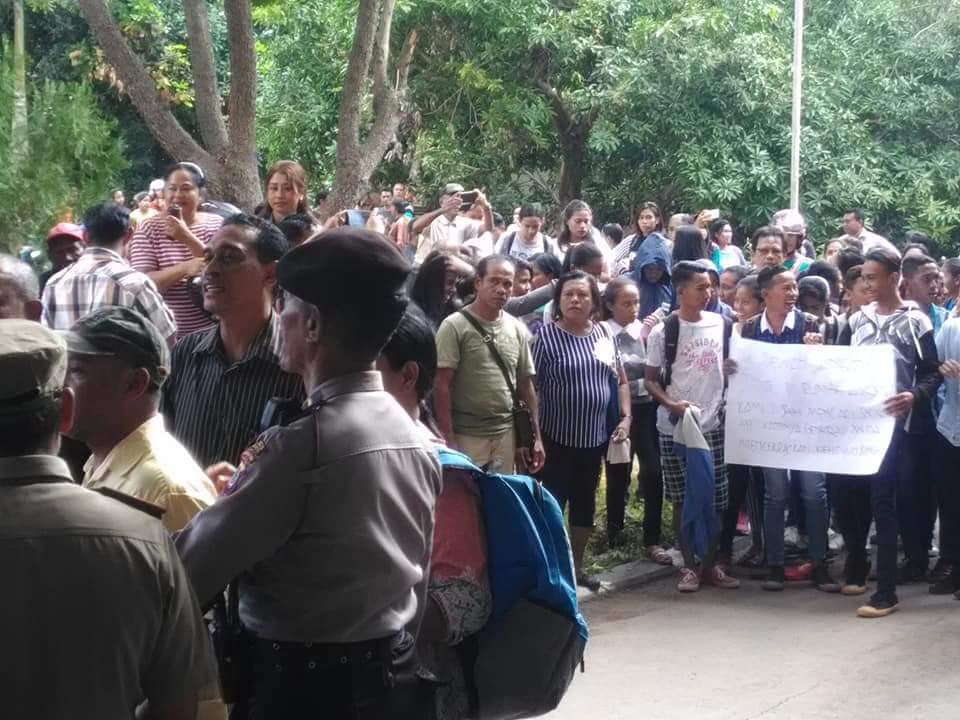 Datangi DPRD NTT, Ratusan Orangtua Siswa Pertanyakan Penerapan Sistem Zonasi 