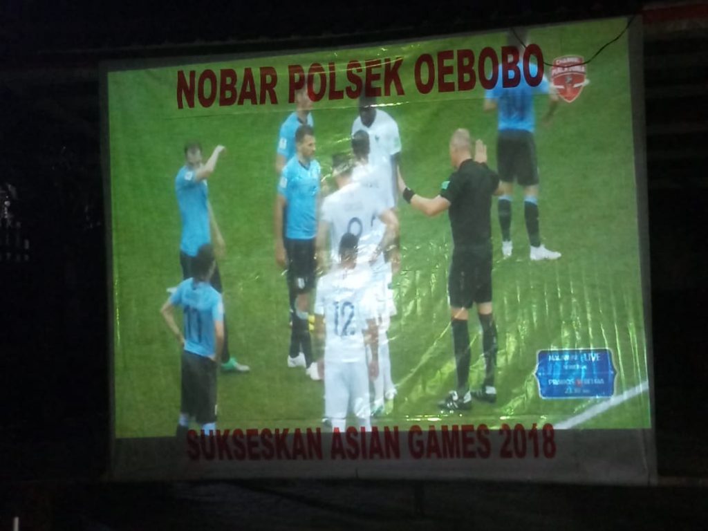 Polsek Oebobo Nobar Semi Final Piala Dunia Bersama Masyarakat