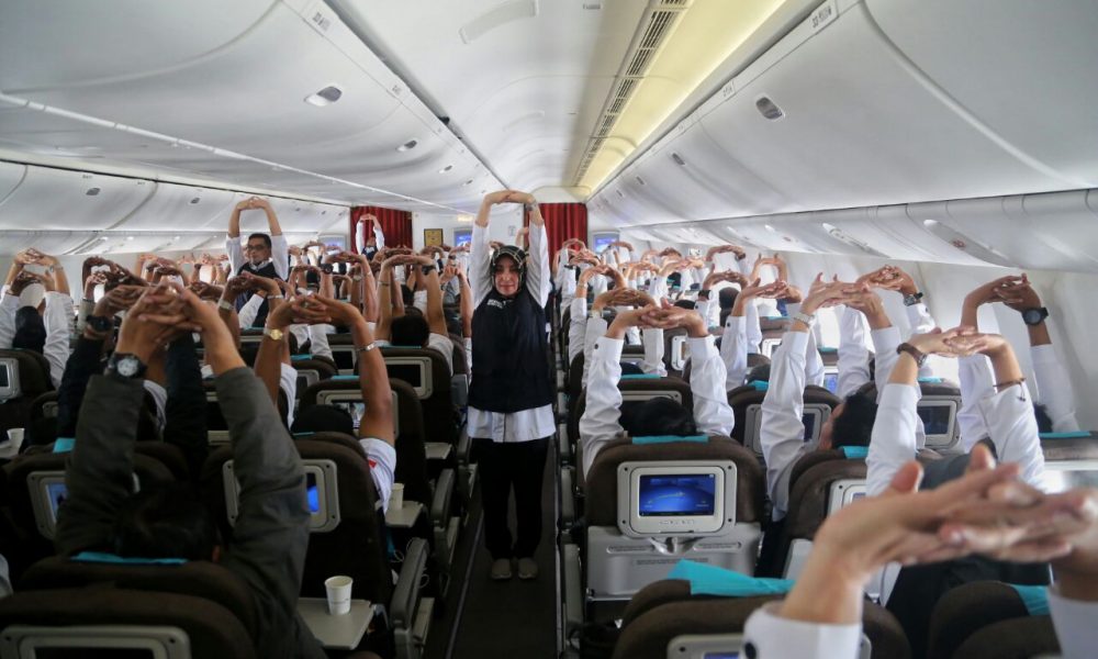 Tim Kesehatan Kemenkes Pimpin Petugas Senam Peregangan di Pesawat