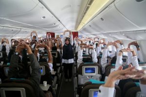 Tim Kesehatan Kemenkes Pimpin Petugas Senam Peregangan di Pesawat