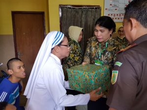 Kejati Anjangsana ke 3 Panti Asuhan dan 3 Janda Purnaja