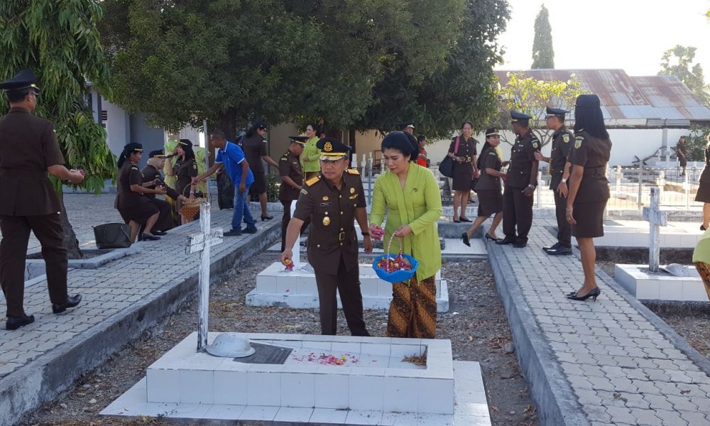 HBA dan HUT IAD, Kejati NTT Tabur Bunga di TMP Dharma Loka