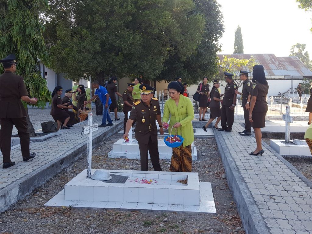 HBA dan HUT IAD, Kejati NTT Tabur Bunga di TMP Dharma Loka