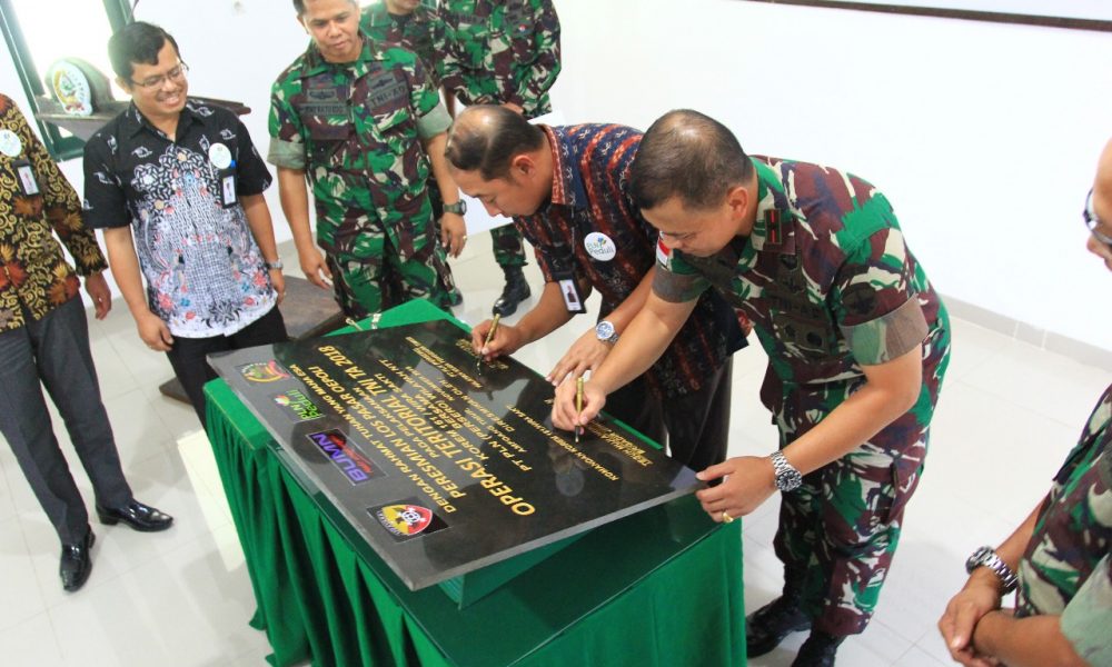 Operasi Teritorial 2018, TNI Bersama PLN Bantu Masyarakat di Perbatasan