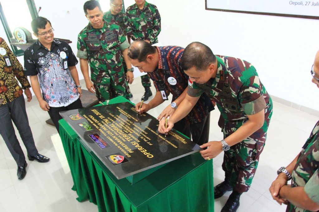 Operasi Teritorial 2018, TNI Bersama PLN Bantu Masyarakat di Perbatasan