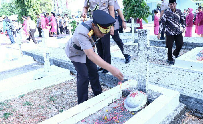 HUT Bhayangkara, Polda NTT Tabur Bunga di TMP Dharma Loka