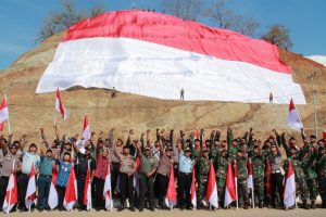 Bendera Raksasa Berkibar di Batas RI-RDTL