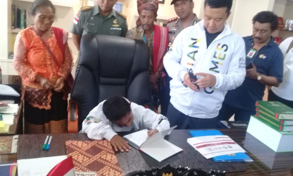 Menpora Cium Tangan Joni, Digendong dan Lima Menit Jadi 'Menteri'