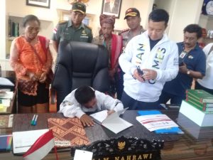 Menpora Cium Tangan Joni, Digendong dan Lima Menit Jadi ‘Menteri’