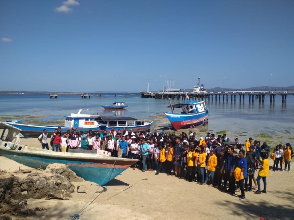 Ribuan Mahasiswa Undana Keroyok Sampah di 16 Lokasi Pesisir Pantai