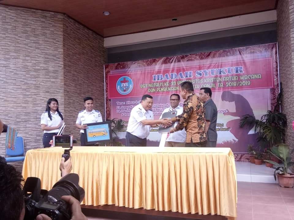 Kemhub Serahkan 7 Bus ke Pemkot Kupang dan 2 Universitas