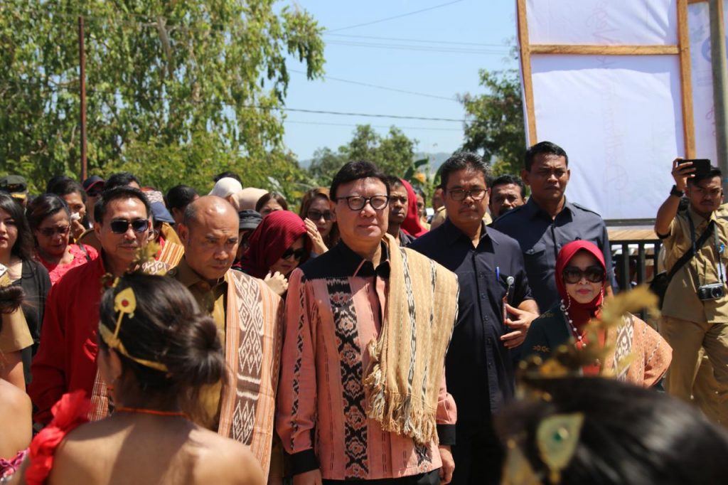 Mendagri Kagumi Kualitas Kain Tenun Atambua